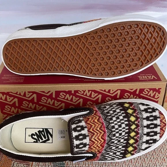 Vans WMNS Classic Slip-0n
Fair Isle Brown/Multi
VN0A5JMHBF0
Sneakers - Picture 3 of 16